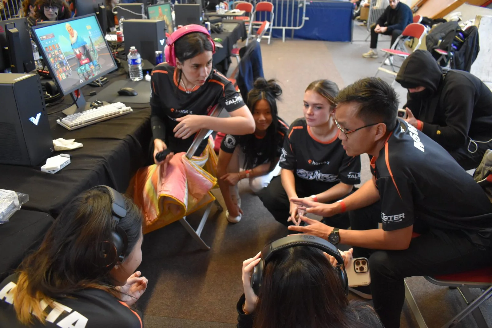 Joueuses et coach pendant un match