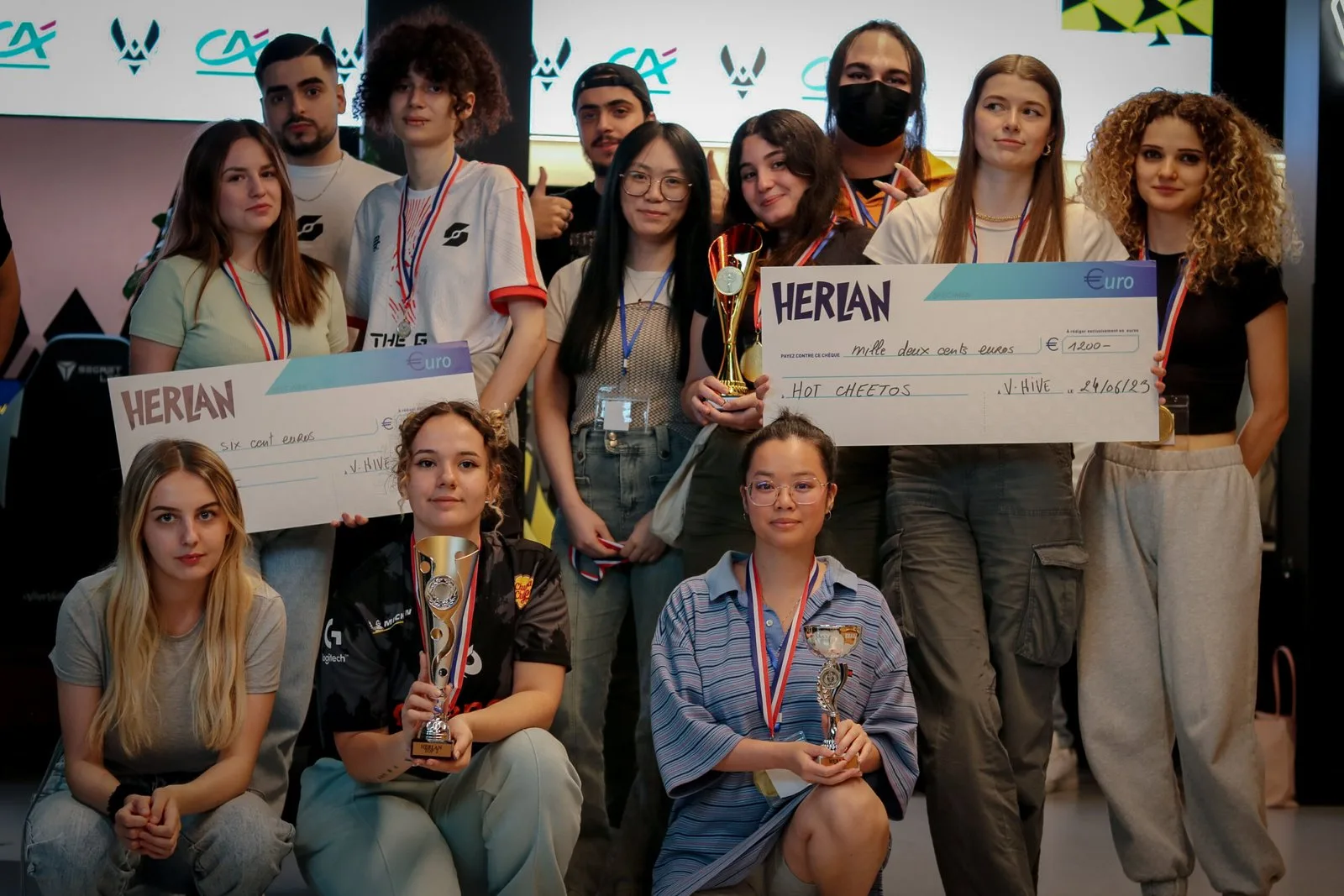 Photo de groupe des participantes avec le chèque