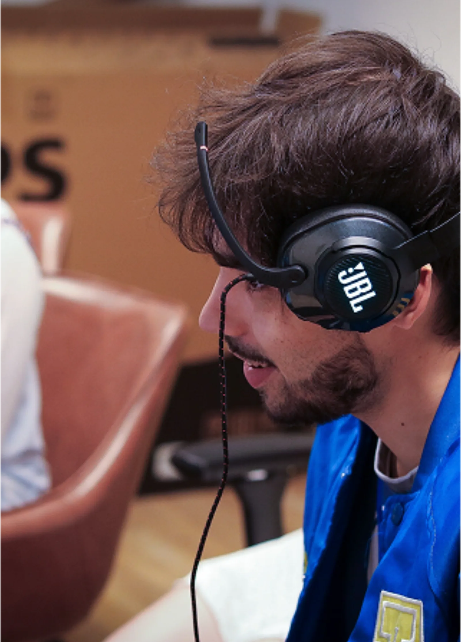 Joueur avec casque de profil