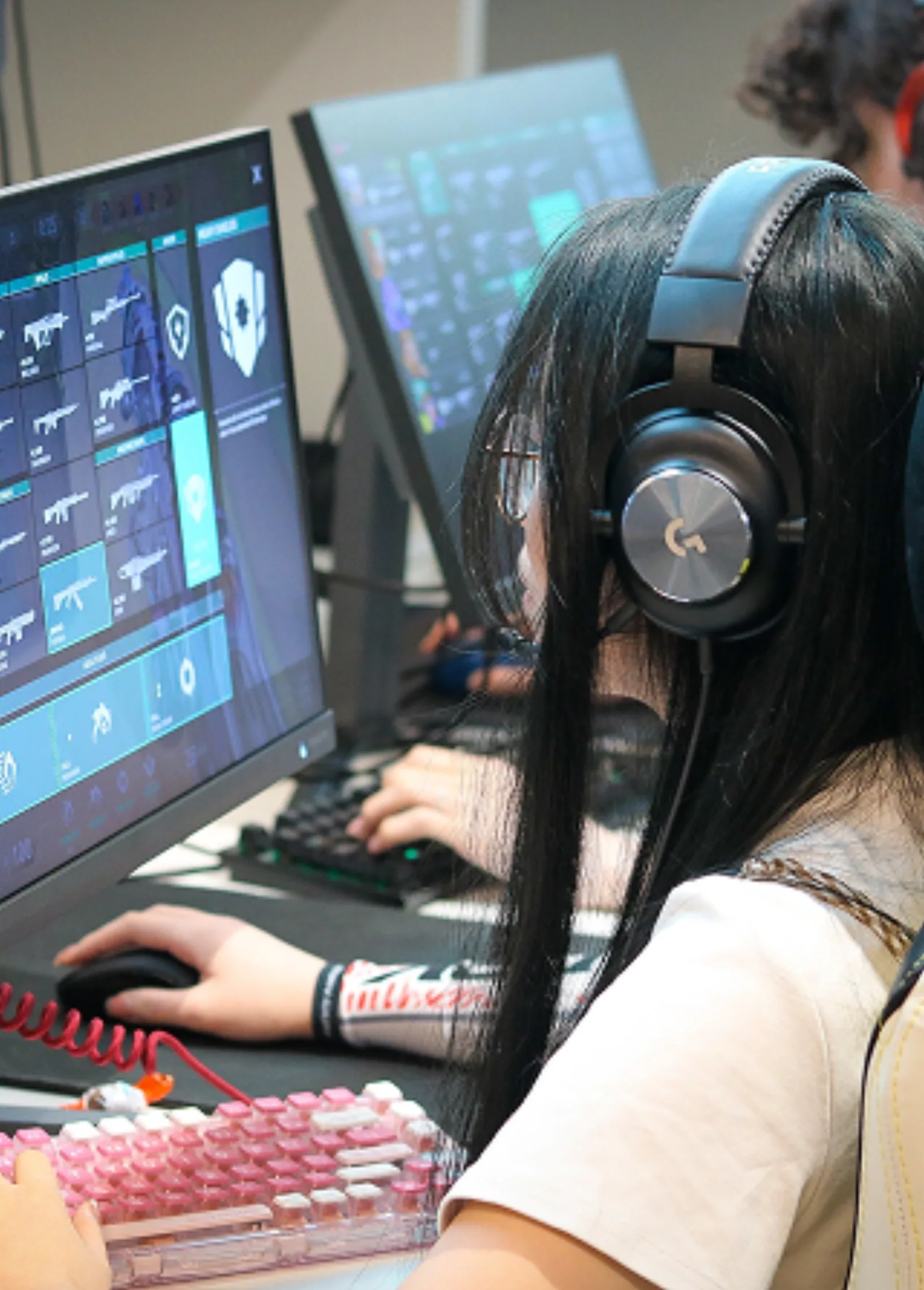 Joueuse concentrée devant son écran