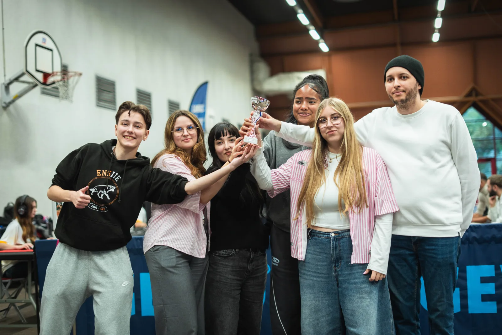 Équipe gagnante d’HERLAN 3 avec le trophée