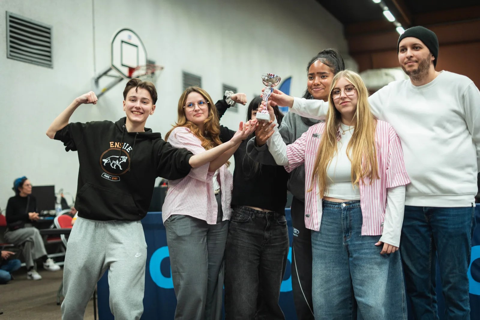 Joueuses et coach célébrant leur victoire
