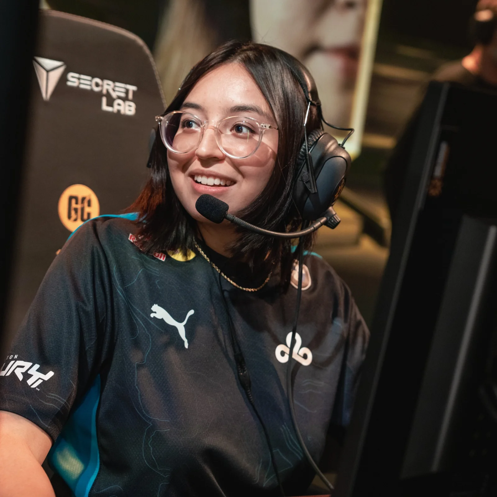 Joueuse souriante avec son casque