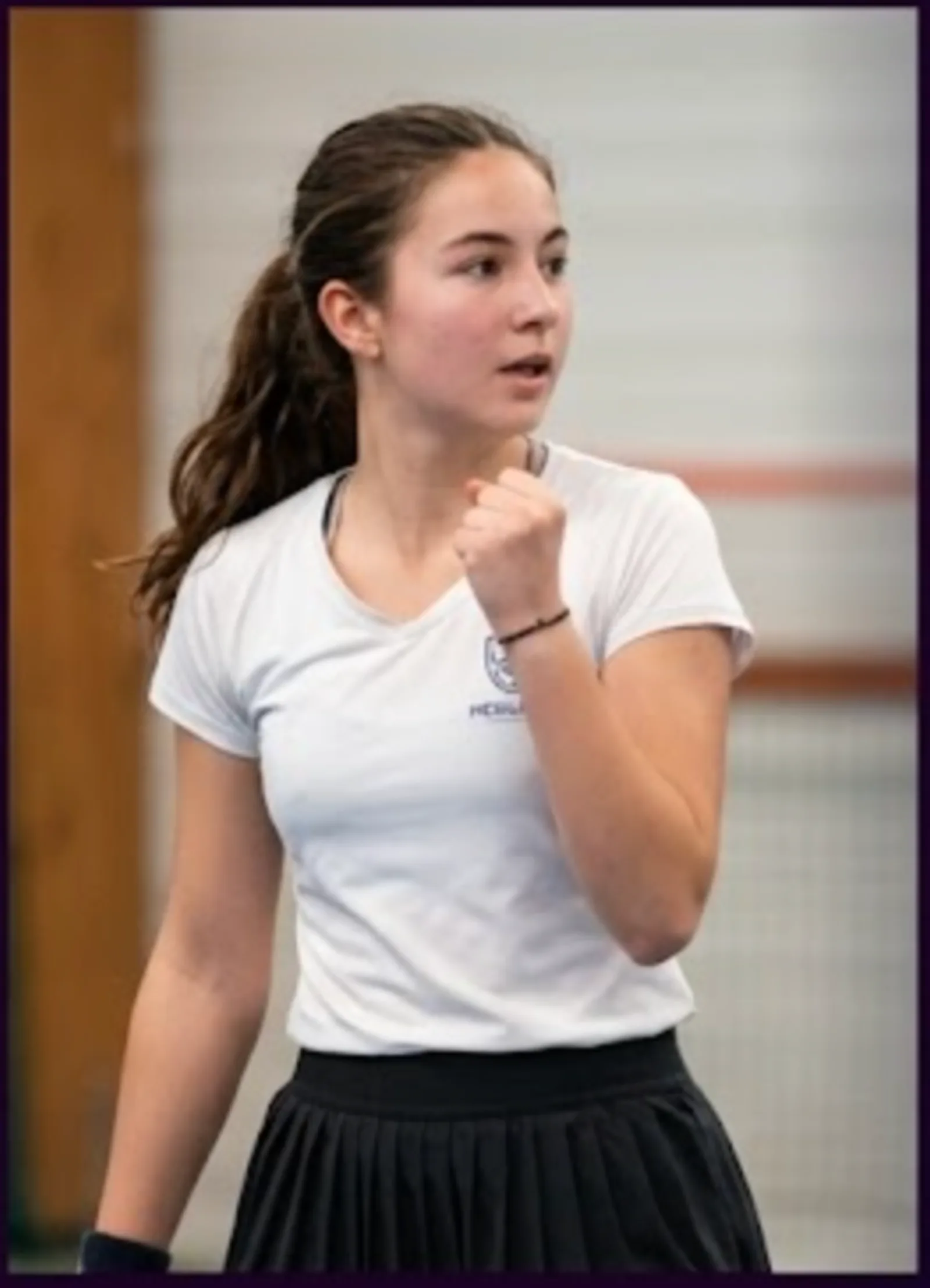 Joueuse concentrée avant le service