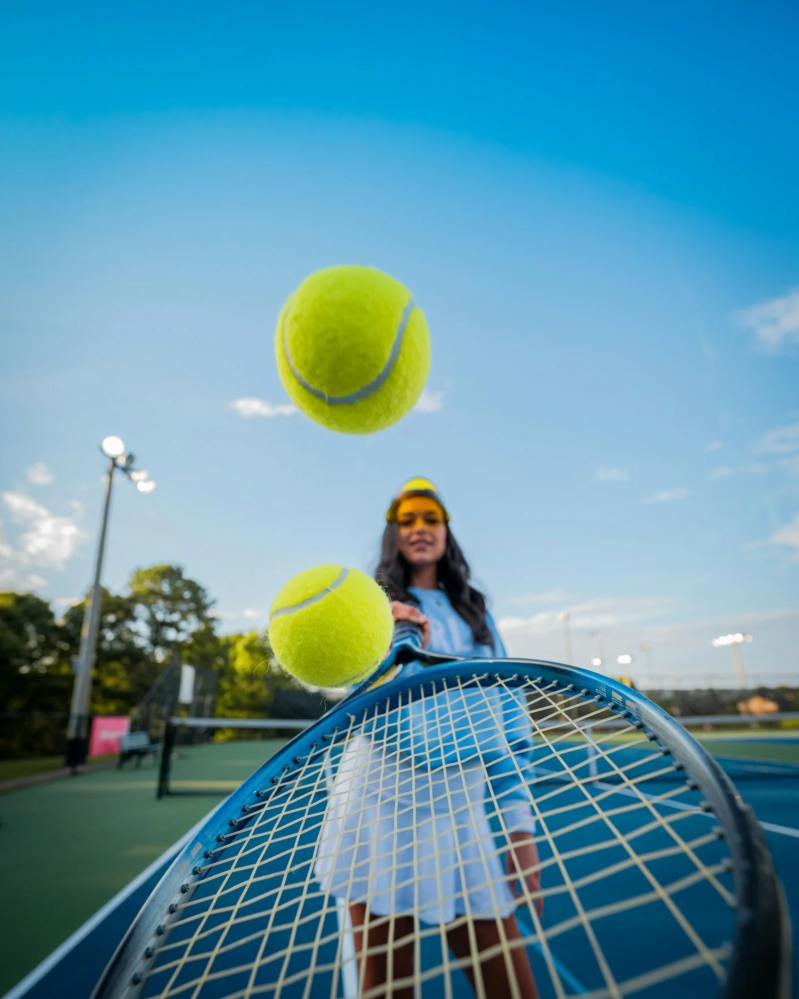 Joueuse jonglant avec des balles de tennis