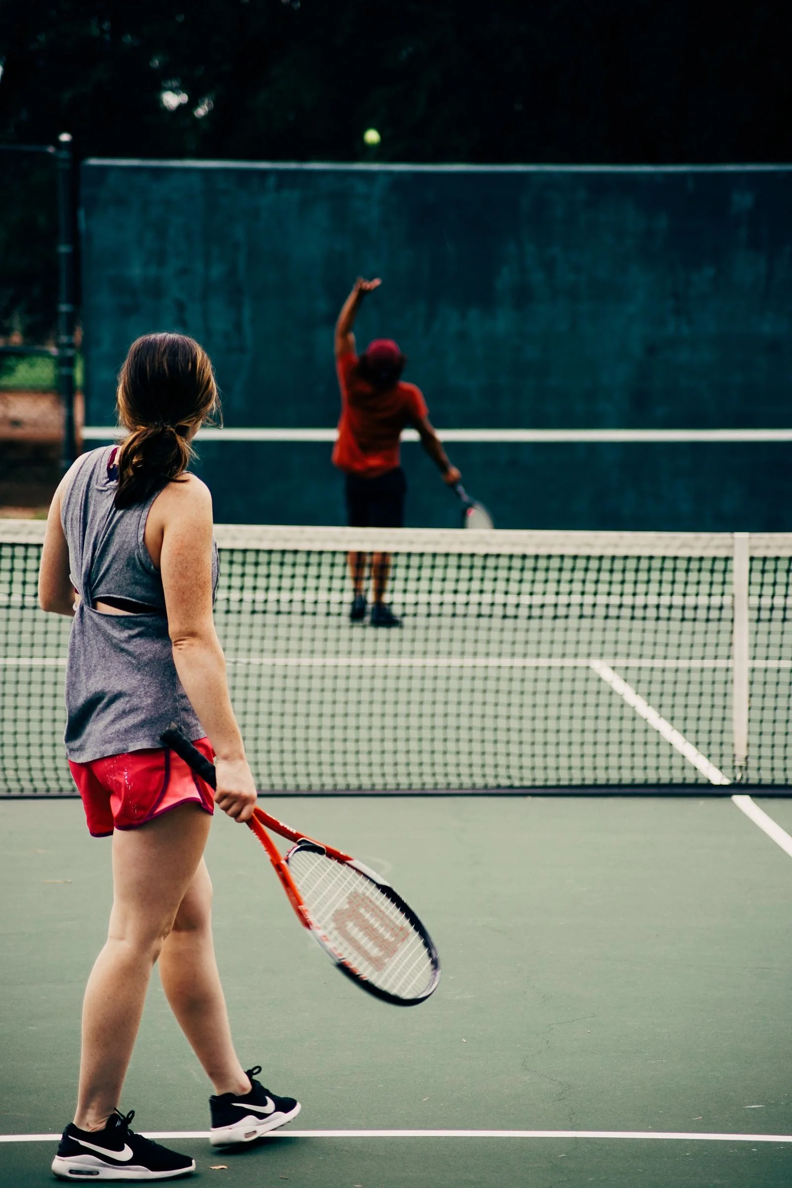 Joueuses en échange sur le court pendant un stage